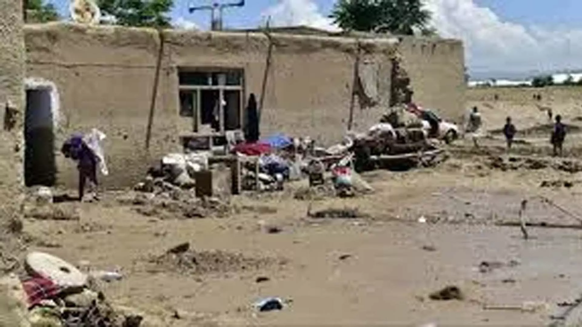 अफगानिस्तान में अचानक आई बाढ़ ने आजीविका छीन ली