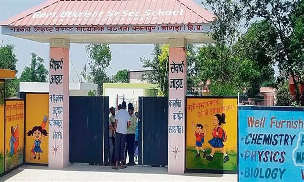 इंदौरा के सरकारी स्कूल को नया स्वरूप मिलने के कारण विद्यार्थियों ने निजी संस्थानों को छोड़ दिया
