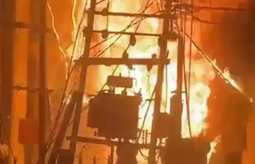 शालीमार गार्डन एक्सटेंशन दो में ट्रांसफार्मर में लगी आग से पास खड़ी कार धू-धू कर जली