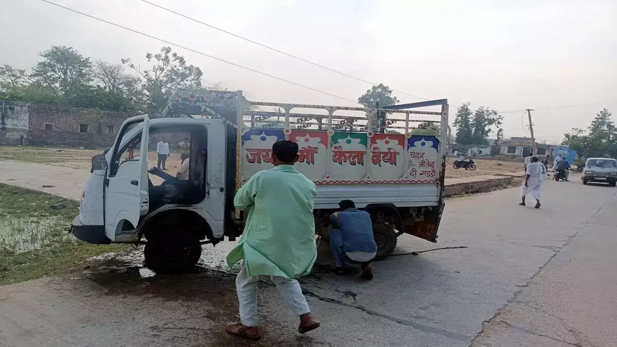 शॉर्ट सर्किट के कारण चलती पिकअप में लगी आग , ड्राइवर ने उतरकर बचाई  जान