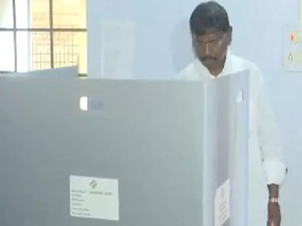 केंद्रीय मंत्री अर्जुन मुंडा ने खूंटी के मतदान केंद्र पर अपना वोट डाला