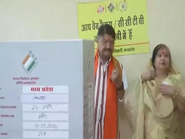 एमपी मंत्री कैलाश विजयवर्गीय ने इंदौर में परिवार के साथ डाला वोट, मतदाताओं से अपने मताधिकार का प्रयोग करने की अपील की