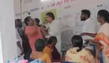 गुंटूर में वाईएसआरसी विधायक उम्मीदवार ने मतदाता की पिटाई
