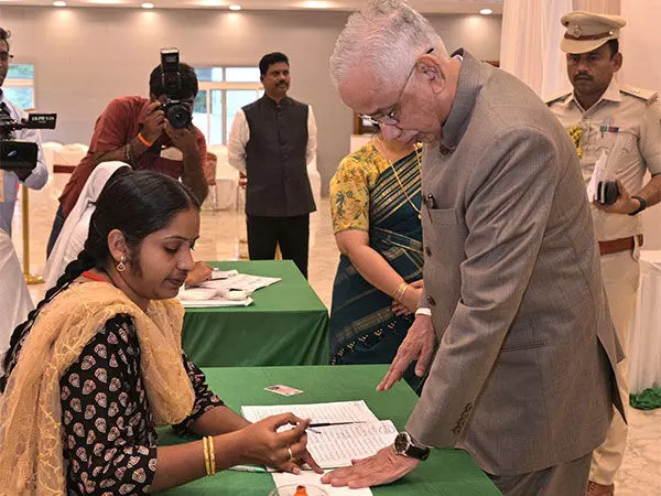 आंध्र के राज्यपाल एस अब्दुल नजीर ने विजयवाड़ा में वोट डाला