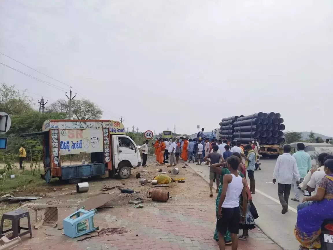 जंगोअन में टीएसआरटीसी बस के मोबाइल टिफिन सेंटर से टकराने से तीन की मौत