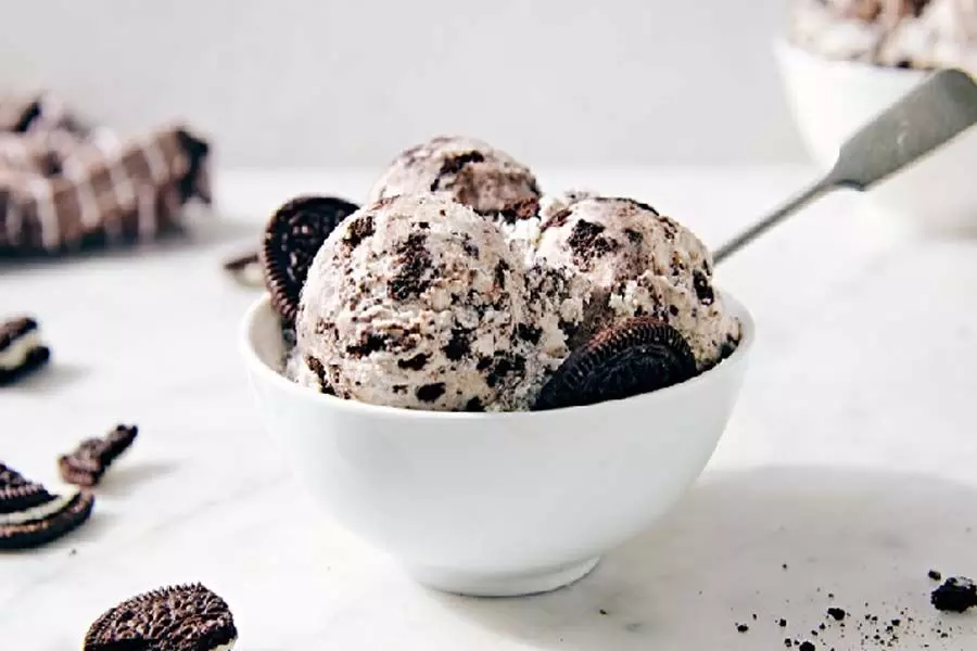 घर पर कुकी और क्रीम आइसक्रीम बनाएं