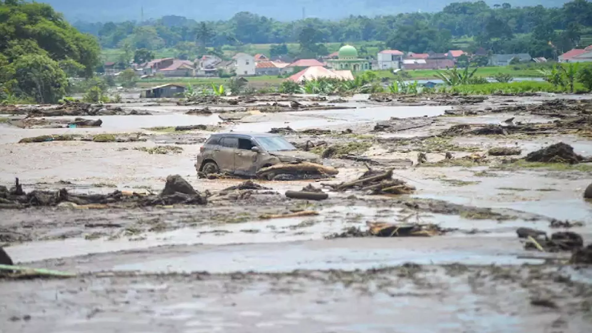 इंडोनेशिया के पश्चिमी सुमात्रा में बाढ़ से 43 लोगों की मौत, 15 लापता