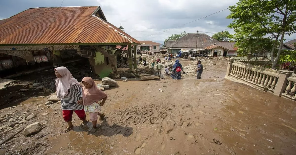 इंडोनेशिया में लावा बाढ़ से मरने वालों की संख्या बढ़कर हुई 44