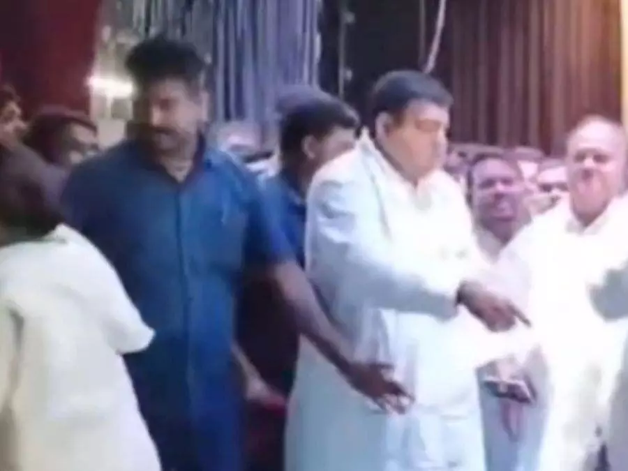 तेज प्रताप यादव ने मंच पर पार्टी कार्यकर्ता को धक्का दिया, घटना के बाद विवाद छिड़ गया