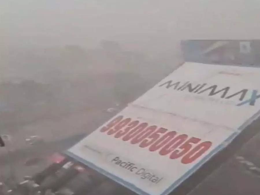 मुंबई धूल भरी आंधी घाटकोपर में विशाल बिलबोर्ड गिरने से तीन की मौत  दर्जनों के फंसे होने की आशंका