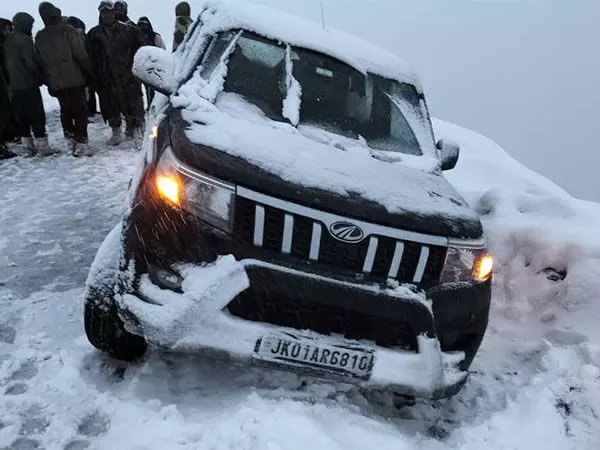 बीएसएफ ने गुआरेज़ से लौट रहे फंसे हुए यात्रियों को बचाया