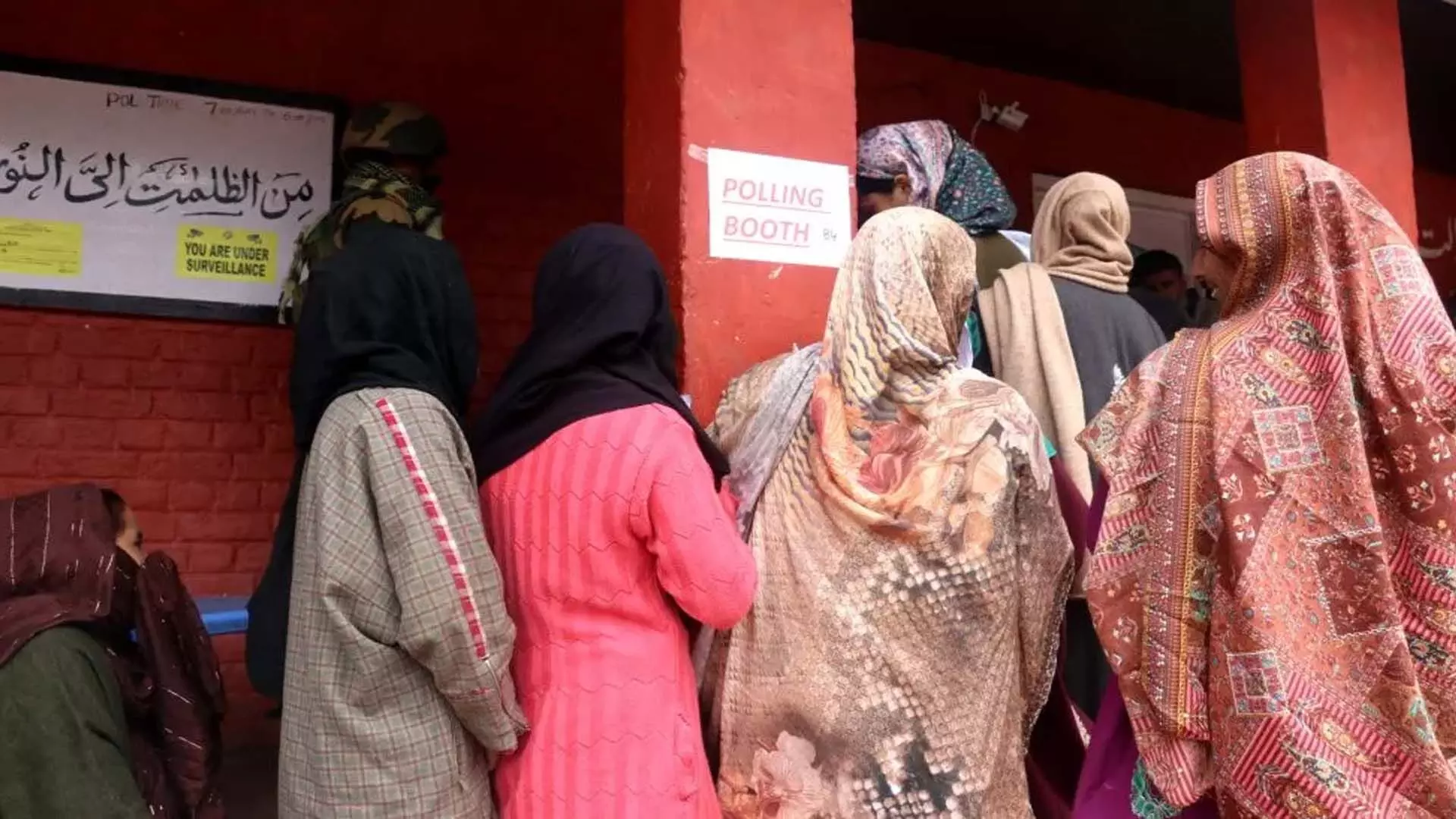 कश्मीर में पहली बार मतदान करने वाले मतदाताओं ने अपनी छाप छोड़ी