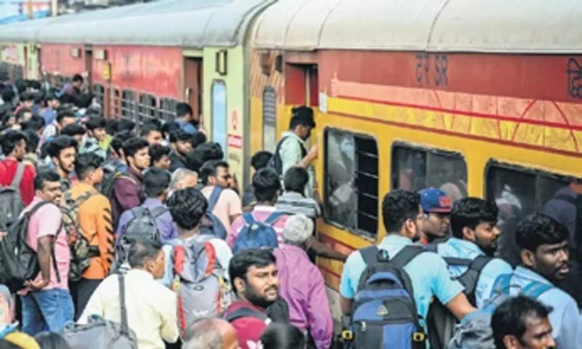 चलती ट्रेन से उतरकर महिला की मौत, परिजनों को रेलवे से मिली राहत