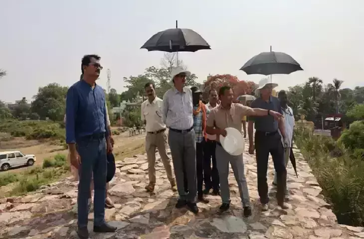 महानिदेशक डाॅ. यदुवीर सिंह रावत ने अजातशत्रु किले के मैदान में चल रहे उत्खनन कार्य का निरीक्षण किया