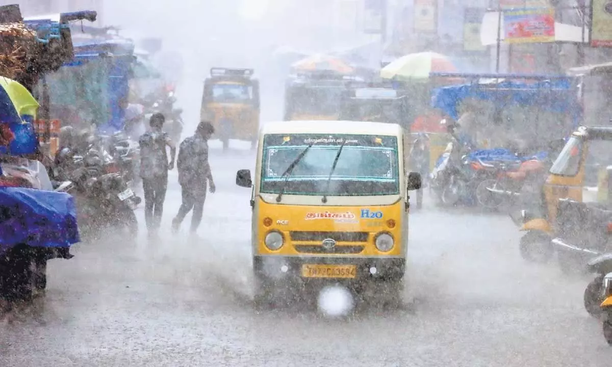 तमिलनाडु के कुछ हिस्सों में भारी बारिश, चेन्नई में हल्की बारिश