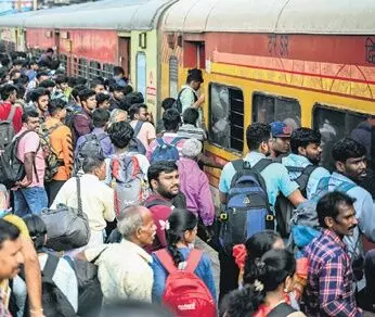 कर्नाटक: चलती ट्रेन से उतरकर महिला की मौत, परिजनों को रेलवे से मिली राहत