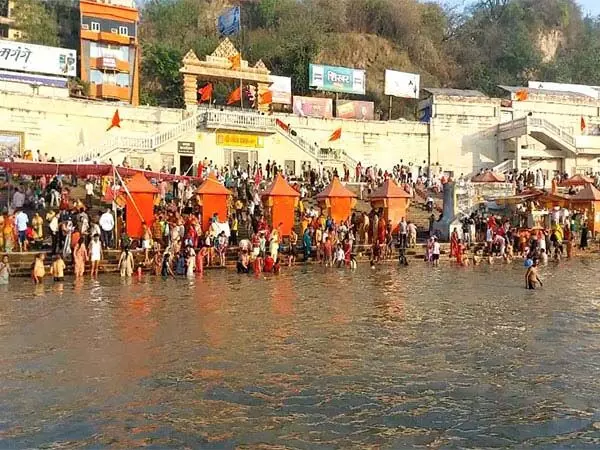 गंगा सप्तमी के शुभ अवसर पर पूरे भारत से आए श्रद्धालुओं ने हरिद्वार में हर की पौड़ी पर पवित्र डुबकी लगाई