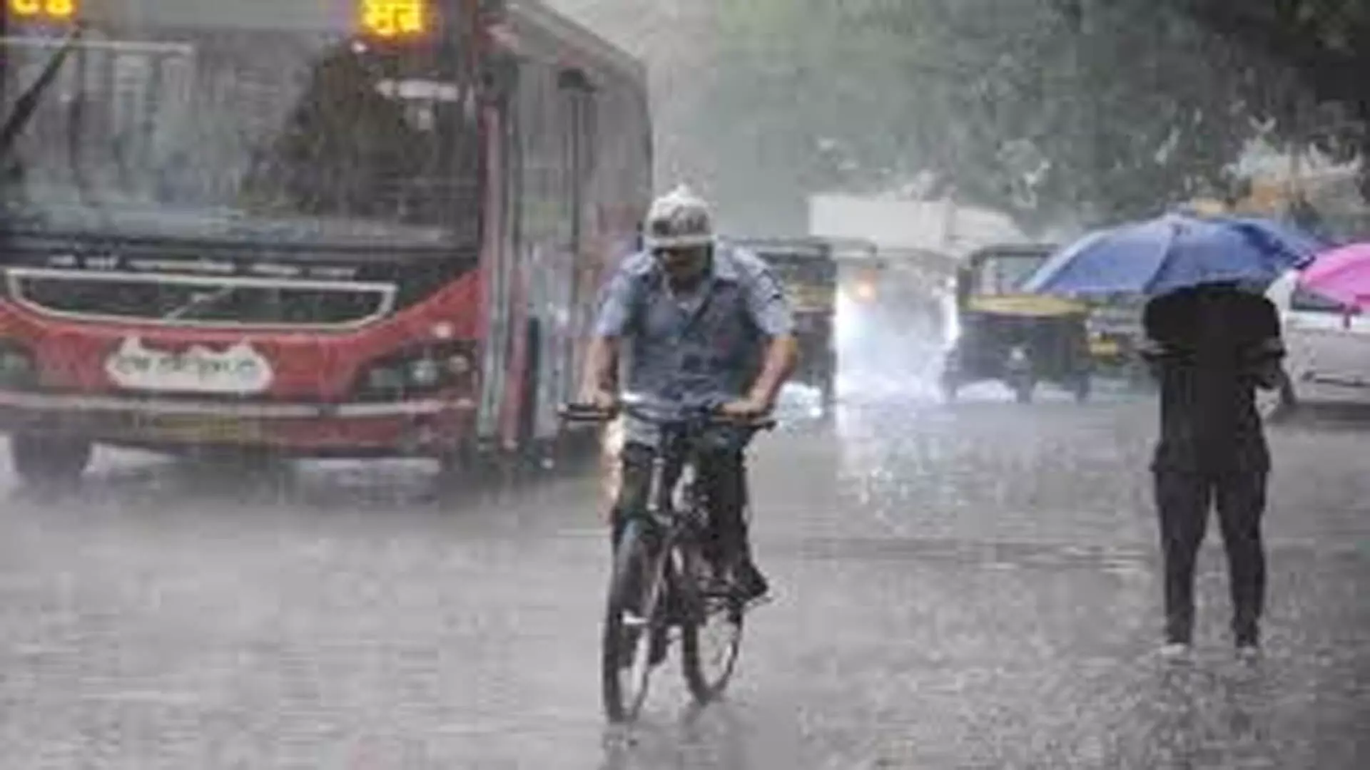 मुंबई: भारी बारिश के बीच बिलबोर्ड गिरने से 9 की मौत, 70 से अधिक घायल