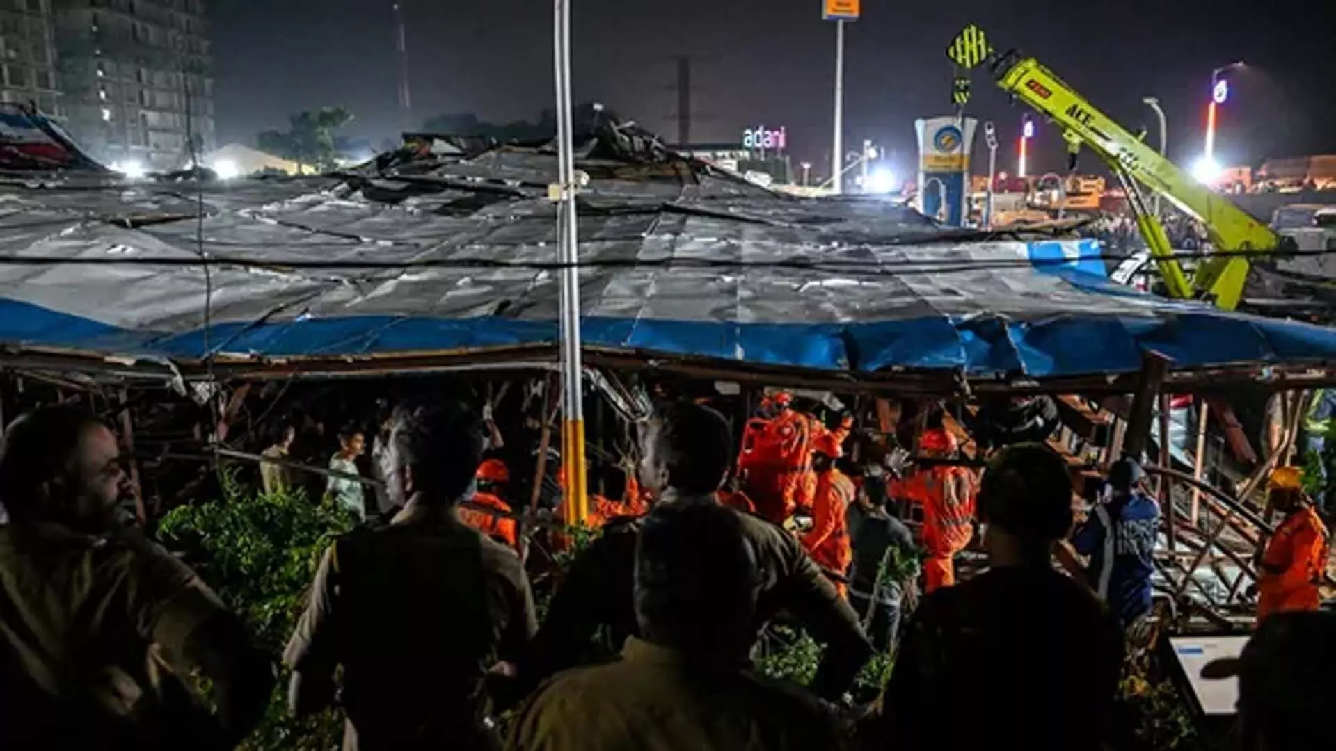 मुंबई में होर्डिंग गिरने से घाटकोपर में 14 लोगों की मौत, 74 घायल