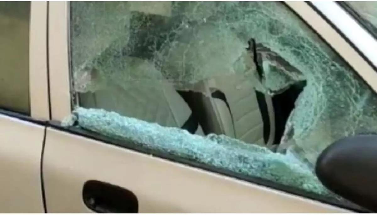 डिब्रूगढ़ में मवेशियों को ले जा रही लग्जरी कार में युवकों ने तोड़फोड़ की
