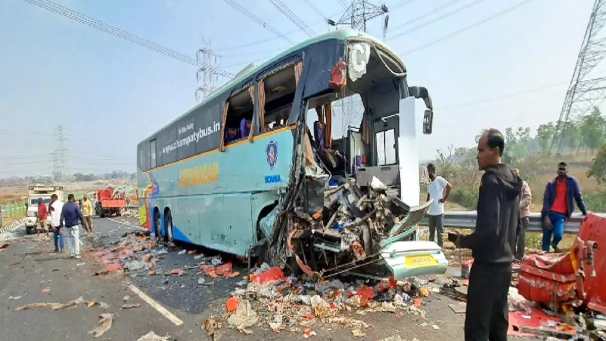 यात्रियों से भरी बस दुर्घटनाग्रस्त  चालक की मौत, दर्जनों यात्री घायल