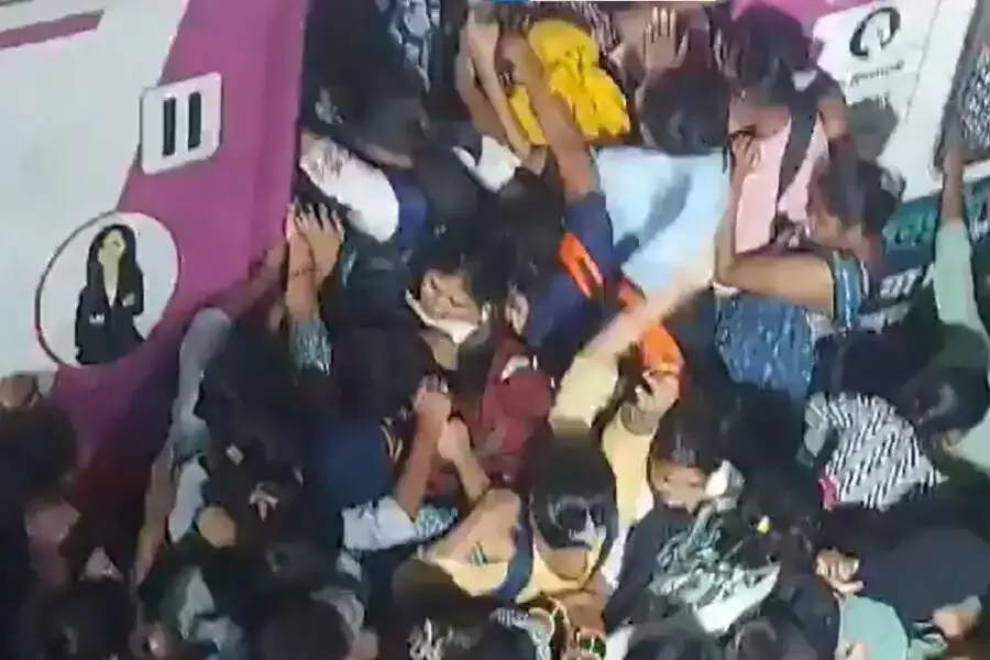 तूफान के बाद मुंबई में भगदड़ जैसी स्थिति, लोकल ट्रेनों में देरी