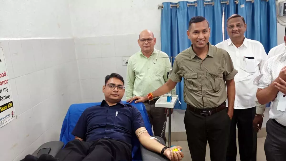 संभागीय आयुक्त डॉ नीरज कुमार पवन की पहल पर सरकारी अधिकारियों-कर्मचारियों ने किया रक्तदान