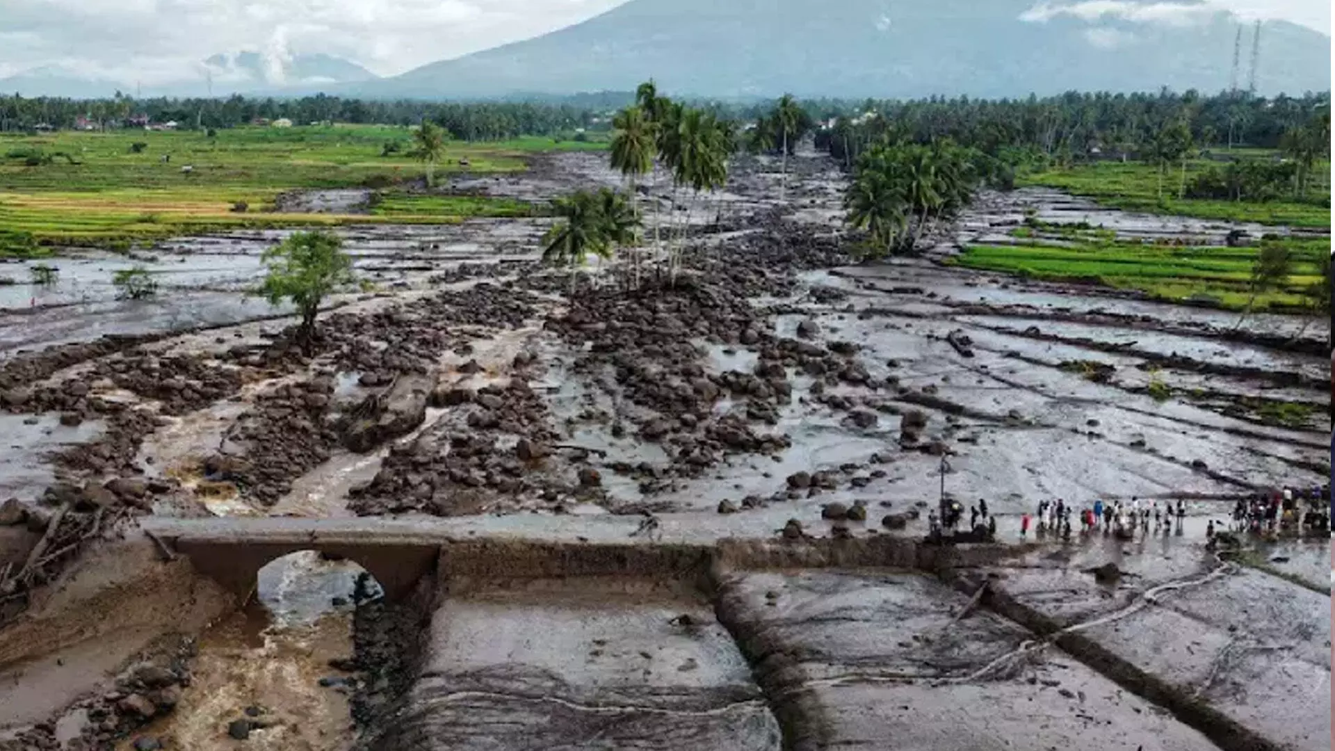 इंडोनेशिया में लावा बाढ़ से मरने वालों की संख्या बढ़कर 44 हुई