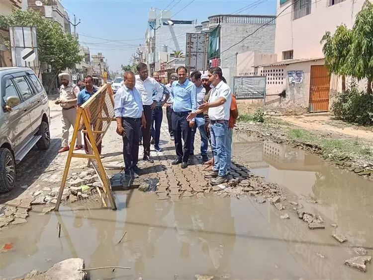 जालंधर एमसी प्रमुख ने सड़कों का निरीक्षण किया, स्लम इलाकों में पानी की जांच के आदेश दिए