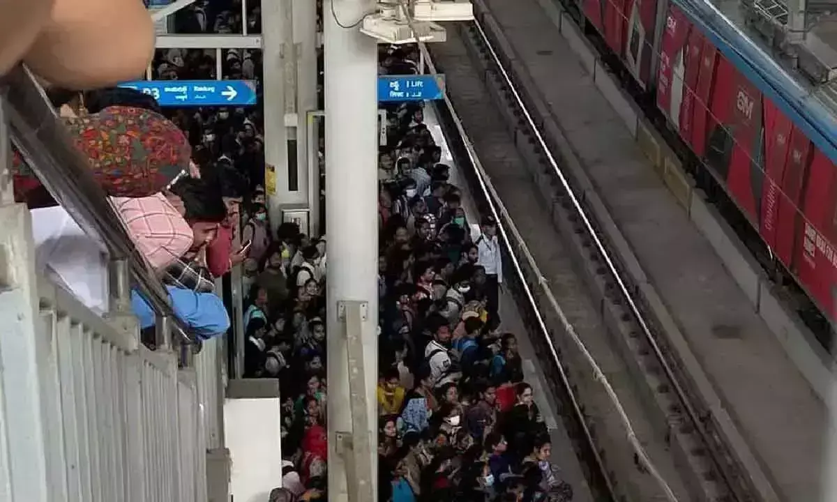 मतदान के बाद मतदाताओं के लौटते ही हैदराबाद मेट्रो ट्रेनों में भारी भीड़