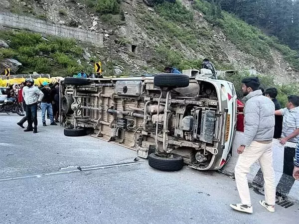 अटल सुरंग के पास पर्यटक वाहन पलट जाने से एक की मौत, 18 घायल