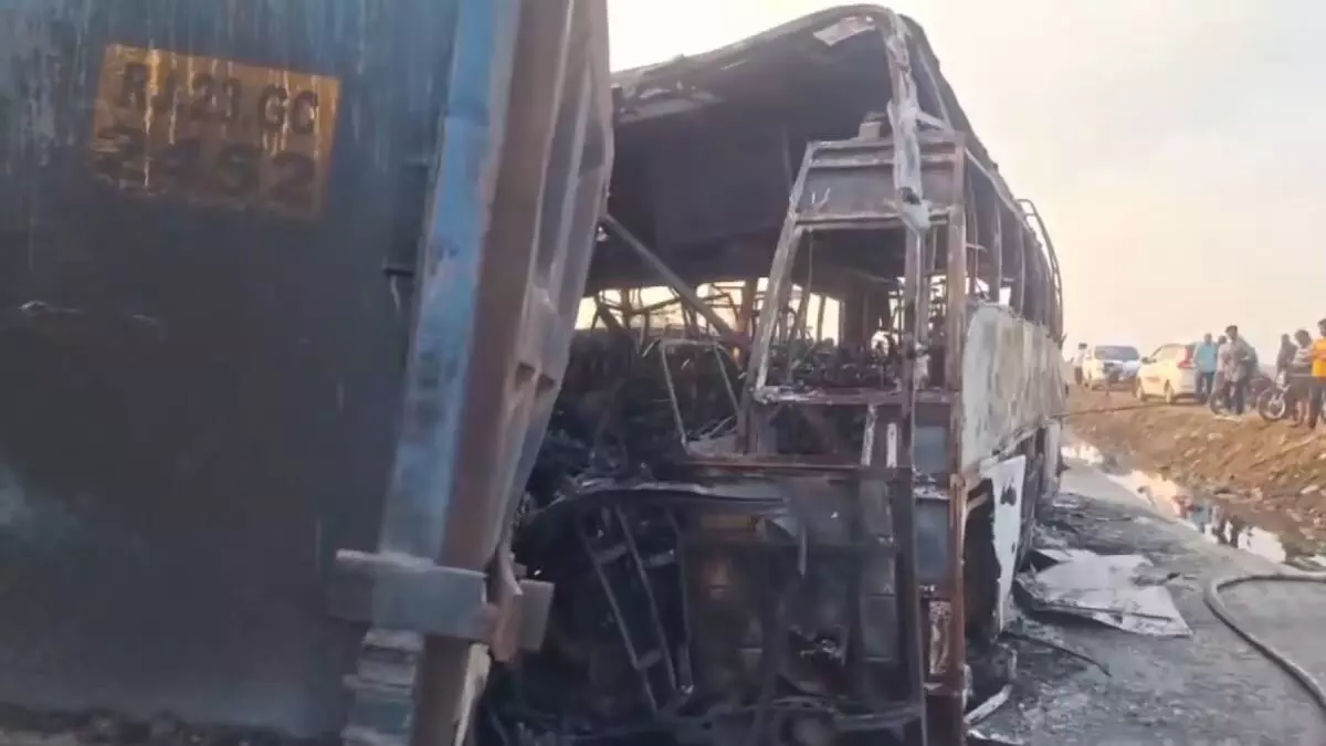 आंध्र प्रदेश के पालनाडु जिले में बस में आग लगने से छह लोगों की मौत