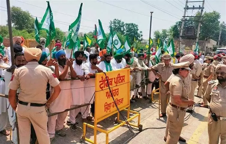 अबोहर : बैरिकेड्स से बेपरवाह किसानों ने बीजेपी के रैली स्थल के बाहर विरोध प्रदर्शन किया