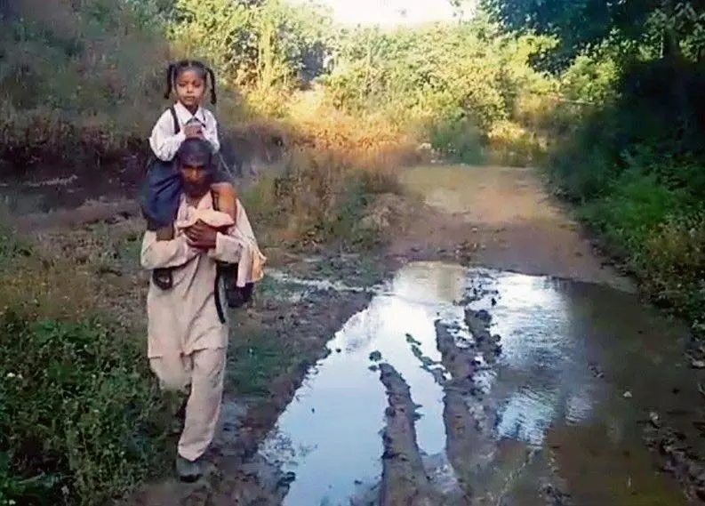 पक्की सड़क नहीं, गांव के बच्चों के लिए स्कूल पहुंचना कठिन काम