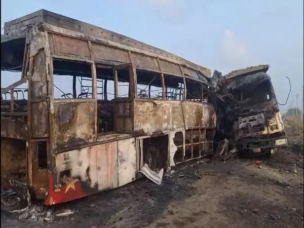पालनाडु में बापट्ला हैदराबाद बस में आग लगने से 5 लोगों की मौके पर ही मौत