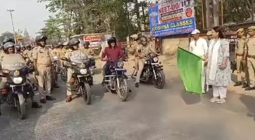 जिलाधिकारी-जिला निर्वाचन अधिकारी ने मतदाता जागरूकता मोटर साइकिल रैली को गुरु नानक चौराहा से दिखाई हरी झंडी