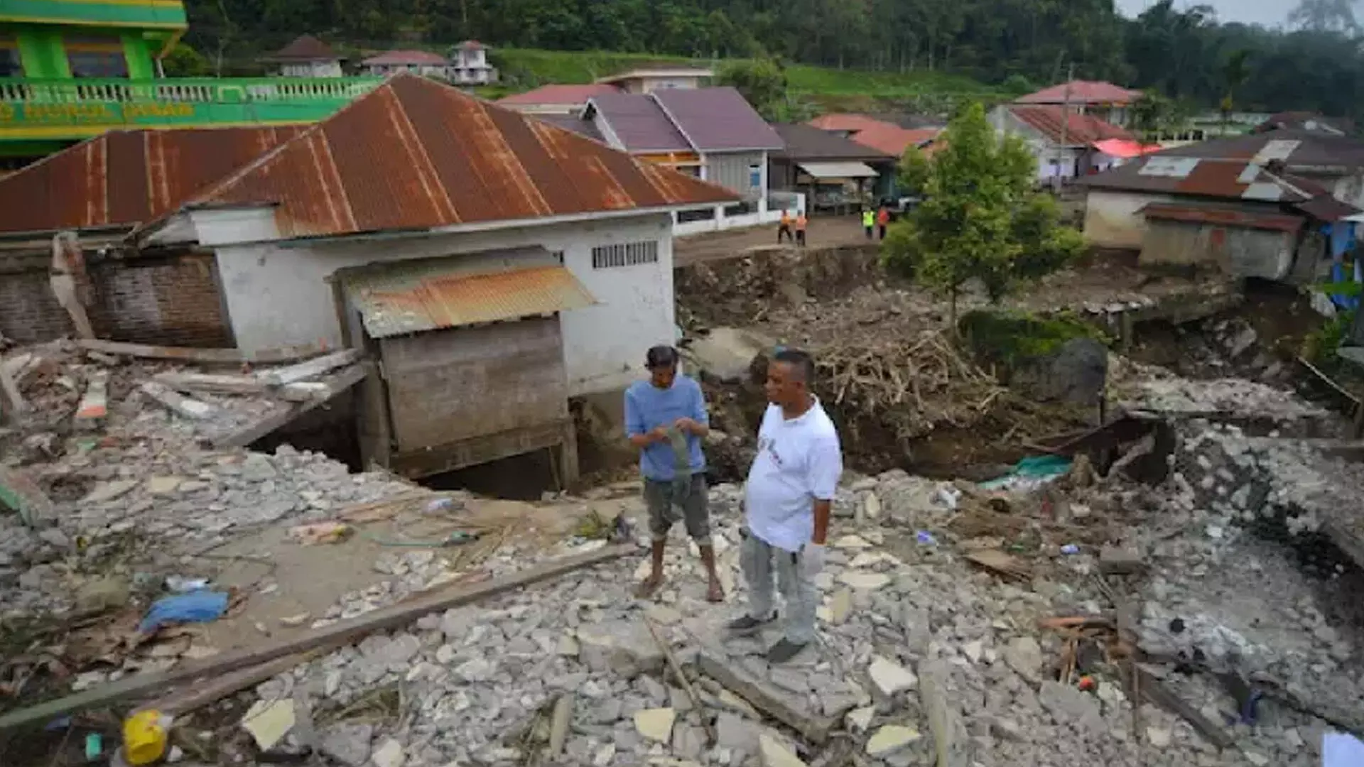 इंडोनेशिया में सुमात्रा में आई भीषण बाढ़ में अब भी लापता 35 लोगों की तलाश जारी