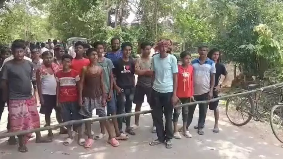 त्रिपुरा के ग्रामीणों ने सड़क और नाली की मांग को लेकर विरोध प्रदर्शन किया