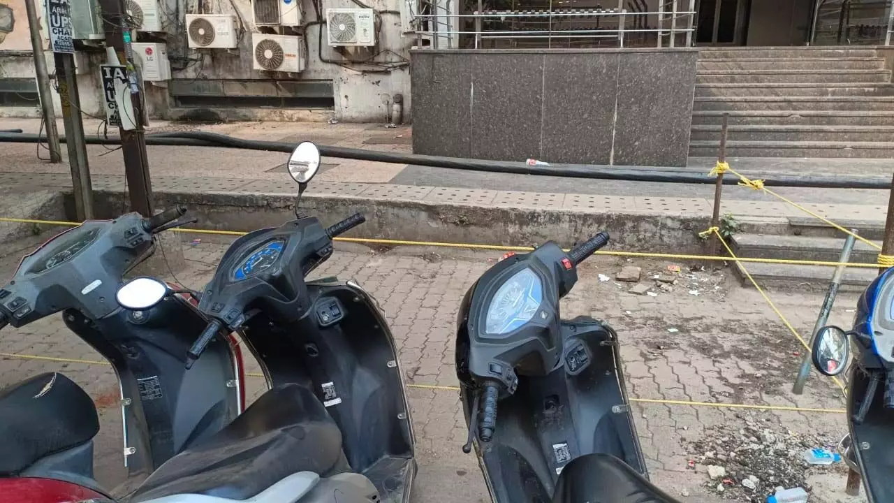 पंडरी श्याम प्लाजा में पार्किंग बंद, सड़क में बाइक खड़ी करने लोग मजबूर