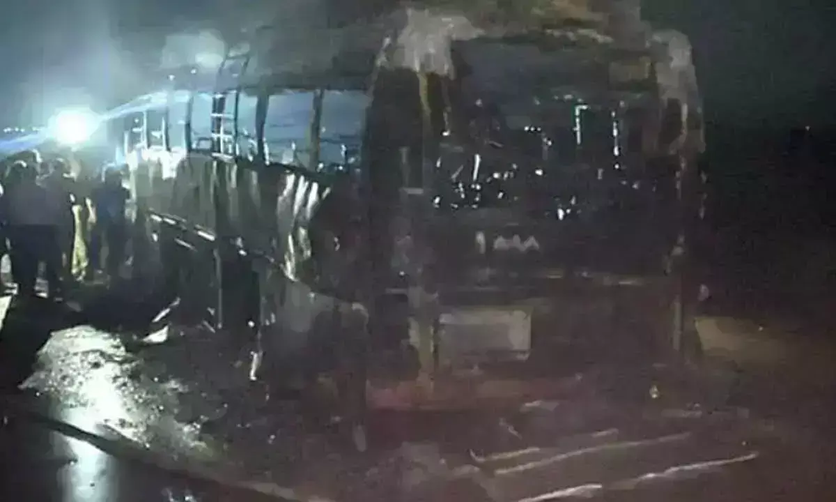 पालनाडु में टिप्पर से टक्कर के बाद एक निजी बस में आग लगने से आठ लोगों की मौत हो गई