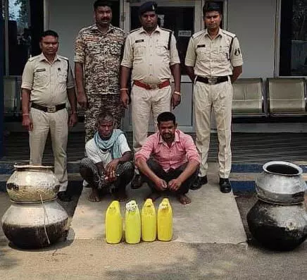 शराब बनाने और बेचने वालों पर पुलिस ने की कार्रवाई, दो गिरफ्तार
