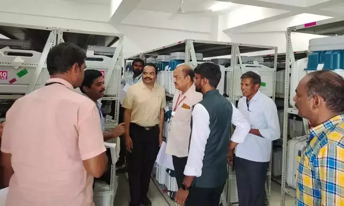 कडप्पा: सिविक प्रमुख ने मतगणना केंद्र का निरीक्षण किया