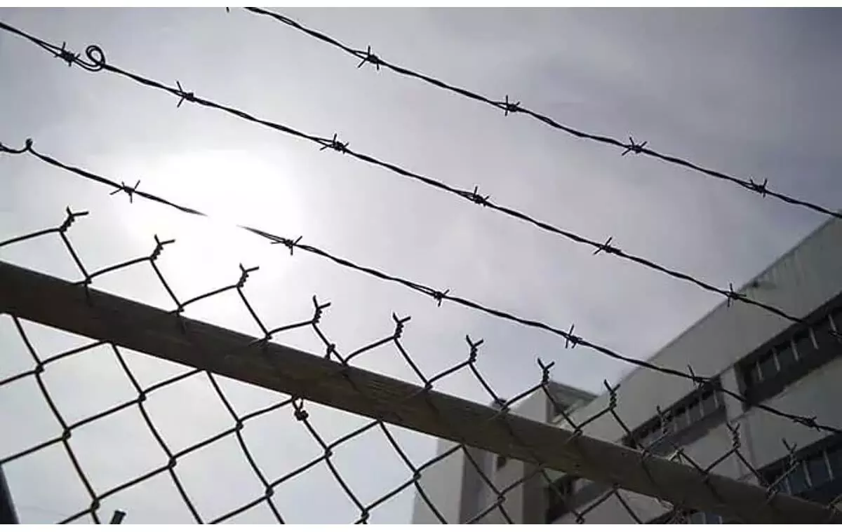 कैदी को जेल से भागने में मदद करने के आरोप में दो अधिकारियों के खिलाफ एफआईआर दर्ज