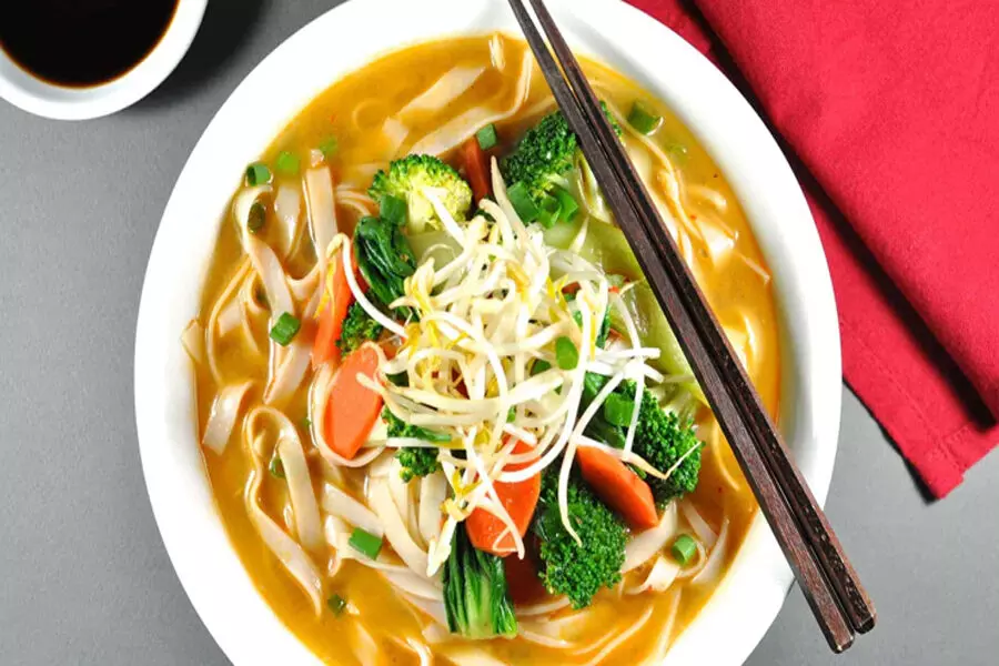 स्वस्थ और शाकाहारी डैन डैन नूडल सूप