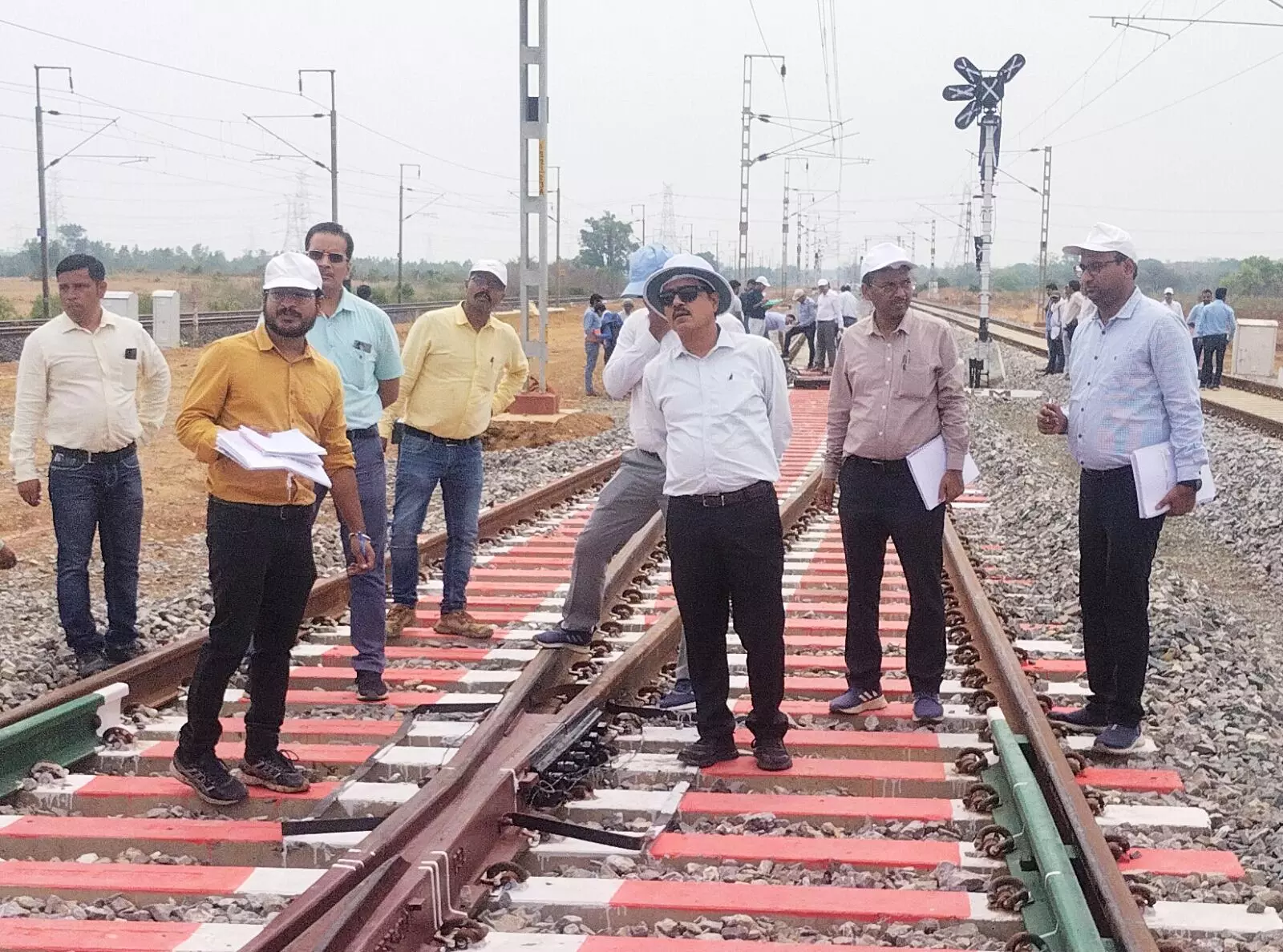 रेल संरक्षा आयुक्त ने हरदुआ- न्यू मझगवां फाटक रेलखण्ड लगभग 12 किमी का किया निरीक्षण