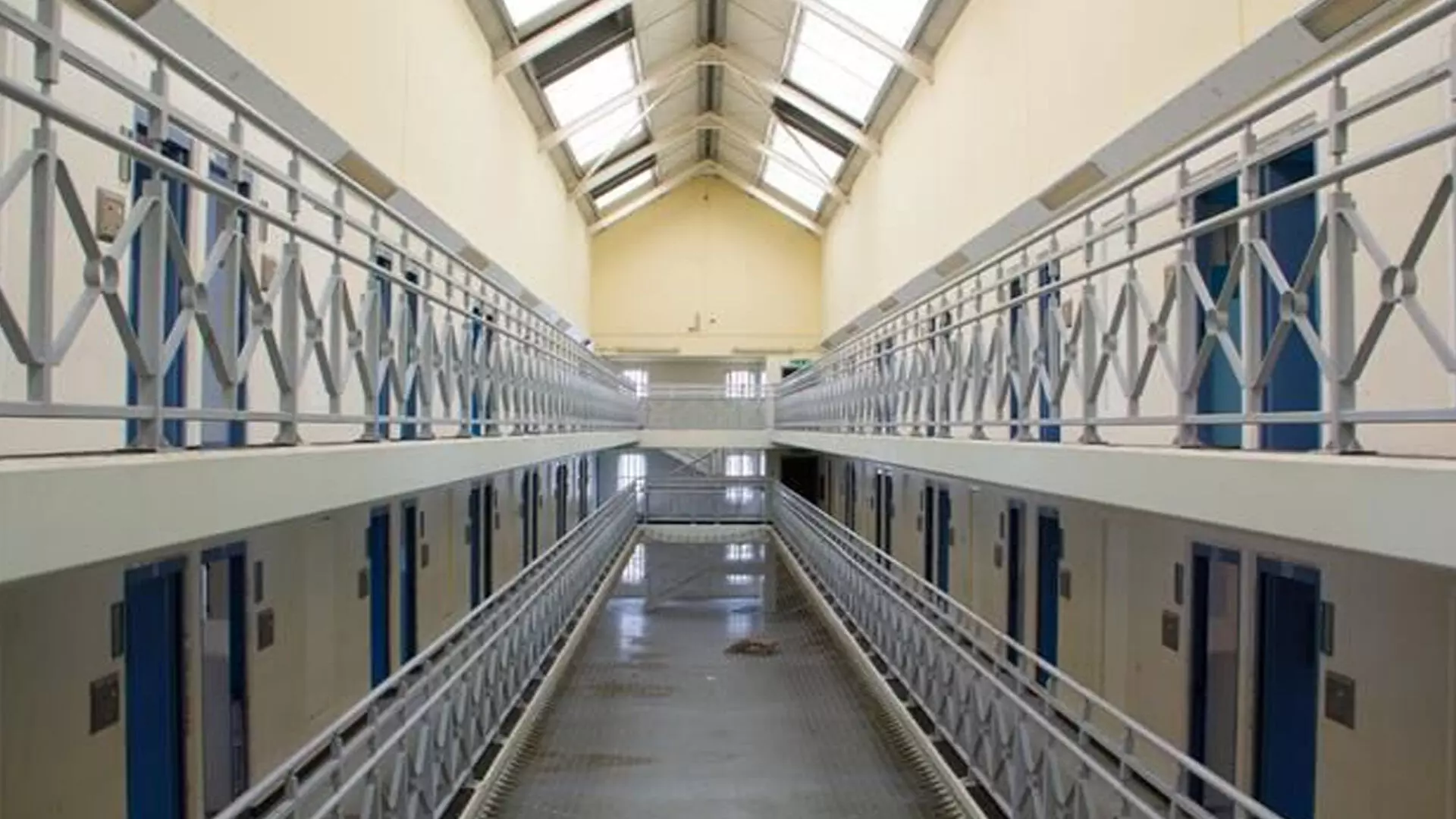 ब्रिटेन सरकार जेलों में भीड़ कम करने के लिए कैदियों को जल्दी रिहा करेगी