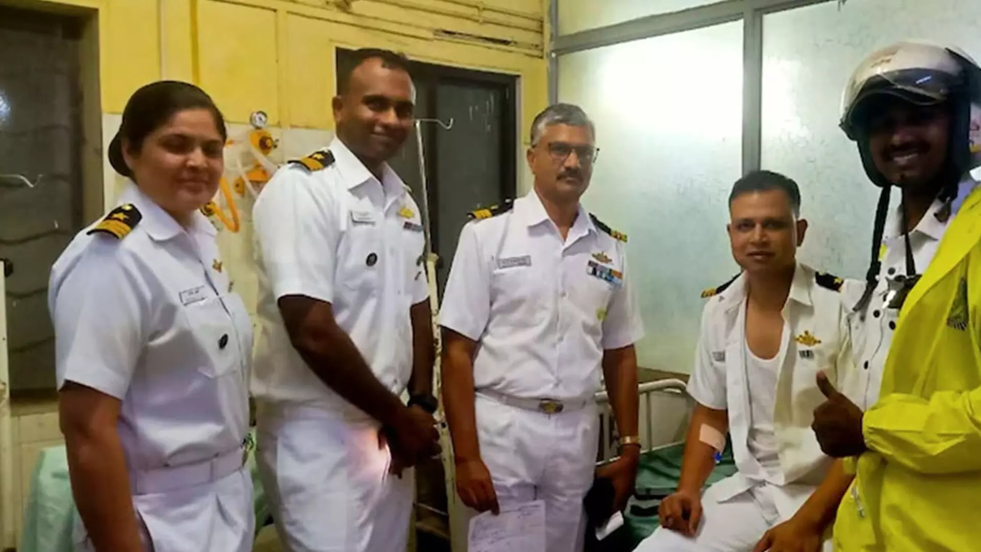 नौसेना अधिकारी को दिल का दौरा पड़ा, सतर्क ट्रैफिक पुलिसकर्मी ने उन्हें अस्पताल पहुंचाया