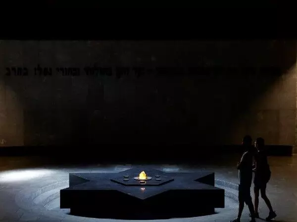 फ़्रांस: पेरिस होलोकॉस्ट स्मारक को खूनी लाल हाथों से तोड़ा गया
