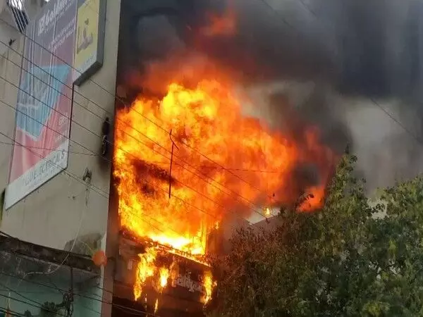 उज्जैन में इलेक्ट्रॉनिक दुकान में लगी आग