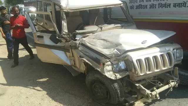 टायर फटने से बेकाबू हो गई बोलेरो वाहन, सड़क किनारे ट्रक में घुसी, 8 की मौत